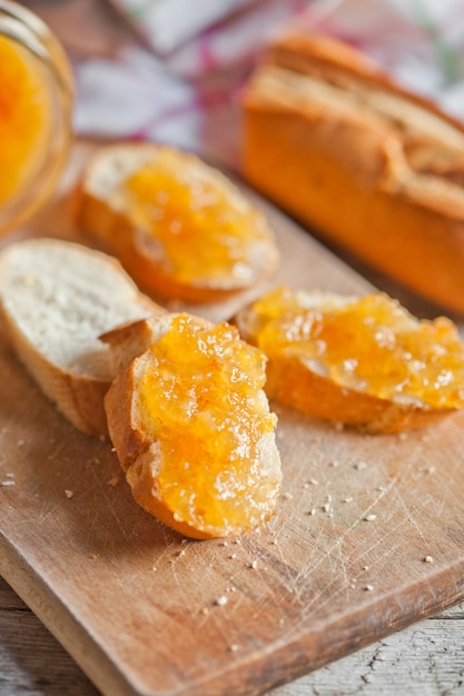 Pain frais avec de la confiture d&#39;orange