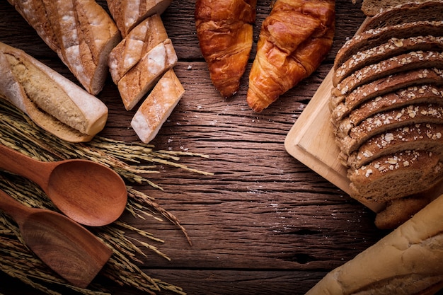 Pain frais cuit sur une table en bois foncé