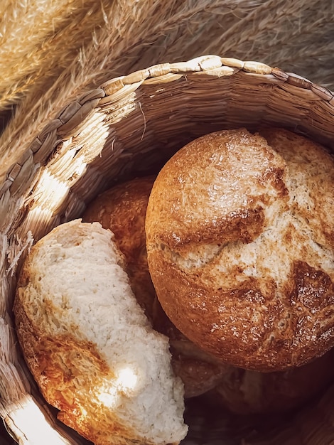 Pain frais dans un panier boulangerie alimentaire de style rustique