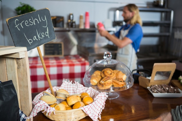 Photo pain frais dans un panier en osier au comptoir d'affichage