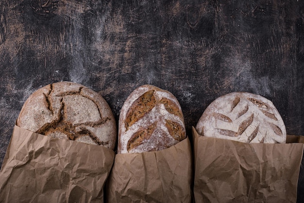 Pain frais fait maison avec une croûte croustillante