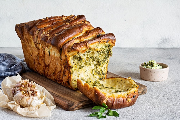 Pain frais fait maison avec du fromage à l'ail et aux herbes