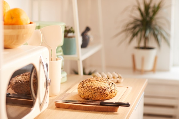 Pain frais fait maison sur table en bois à l'intérieur de la cuisine