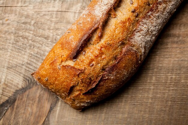 pain frais sur fond de bois pain traditionnel fraîchement cuit sur table en bois baguette fraîche