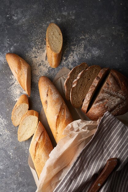 Pain frais maison, baguettes françaises, pain gris sans gluten Copy space