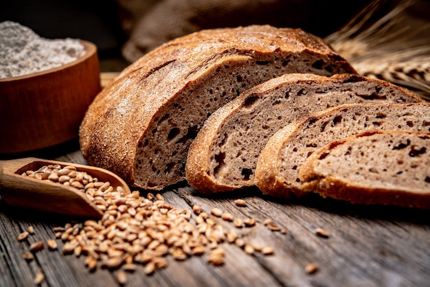 Pain frais sur sol en bois. Pain traditionnel fraîchement sorti du four sur table en bois. La nourriture saine