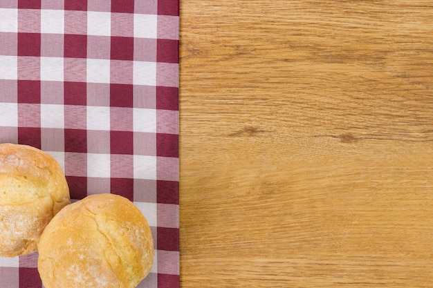 Pain frais sur la table en bois. Vue de dessus avec espace de texte.