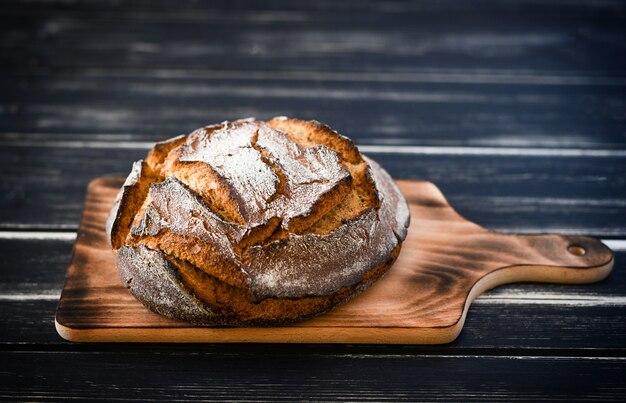 pain frais sur table de cuisine sombre, vue du dessus