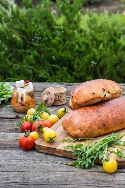 Pain frais. tomates à la roquette. Feta. Pique-nique, dîner en plein air. Tomate jaune Ve