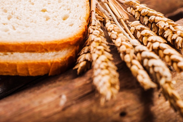 Pain frais tranché sur une planche de bois