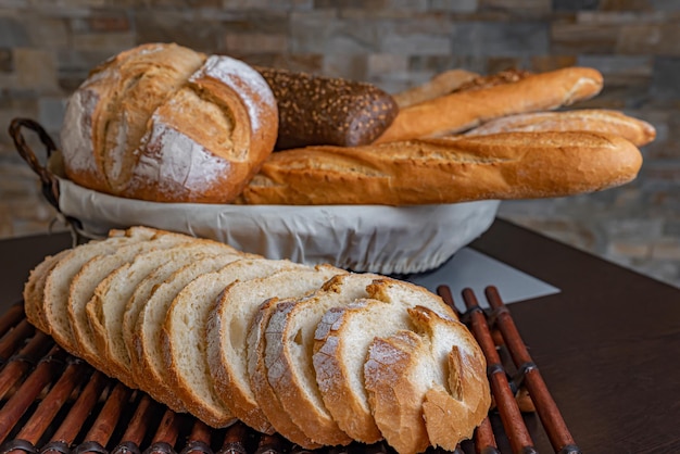 Pain français frais sur panier