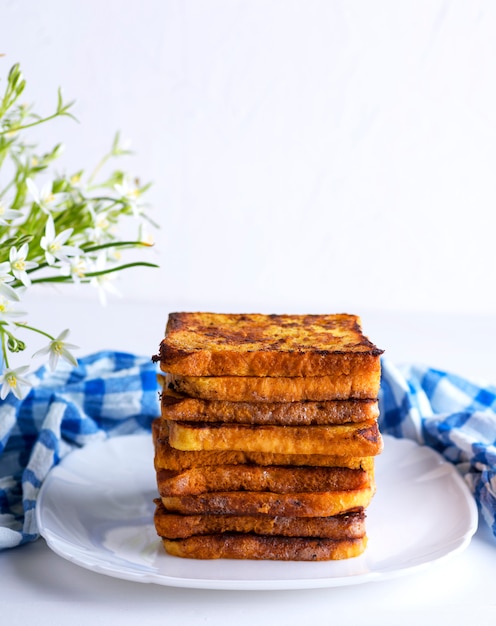 Pain français frit sur une assiette en céramique blanche