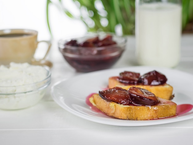 Le pain français frit et badigeonné de confiture de prunes.