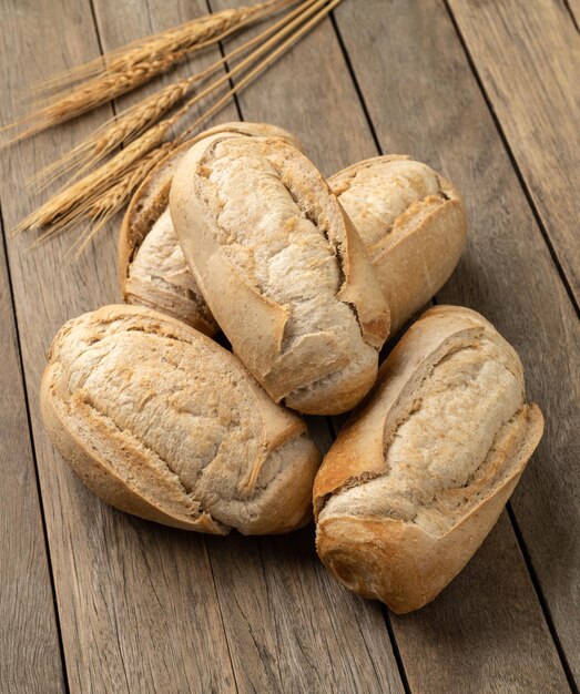 Pain français à grains entiers pain salé ou pistolet sur table en bois