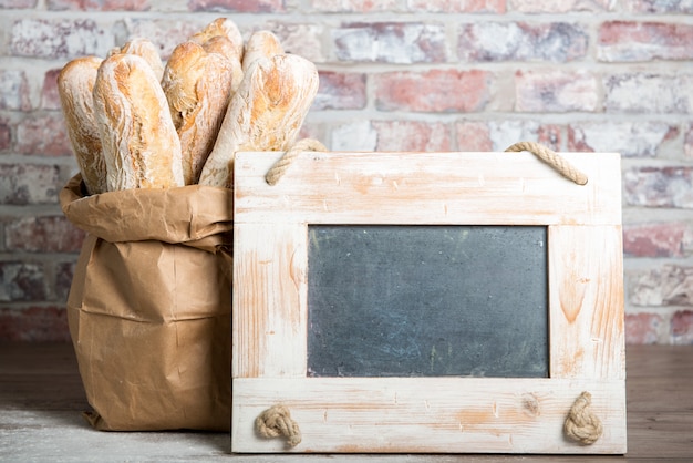 Pain français avec tableau sur une table rustique