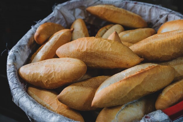 Pain français à la vietnamienne. Pain frais fait maison dans le panier