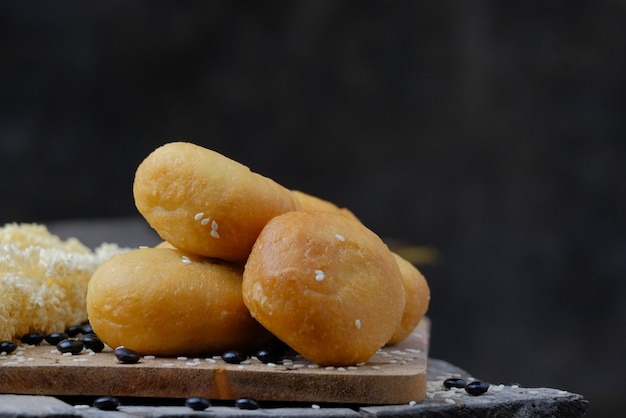 Pain frit servi dans une table en bois