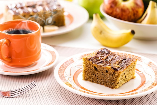 Pain ou gâteau aux bananes végétalien fait maison dessert sain café brésilien typique de l'après-midi