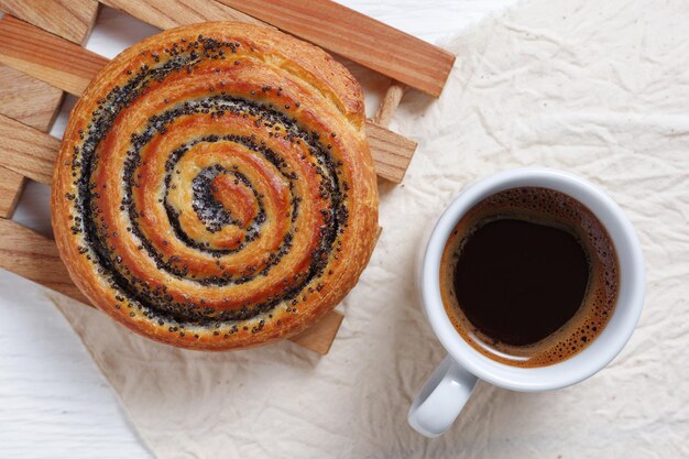 Un pain de graines de pavot et du café