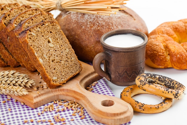 Pain et grains de blé sur fond blanc