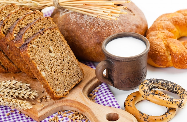 Pain et grains de blé sur fond blanc