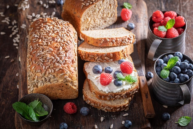 Pain de grains entiers fait maison et sain comme petit-déjeuner énergique