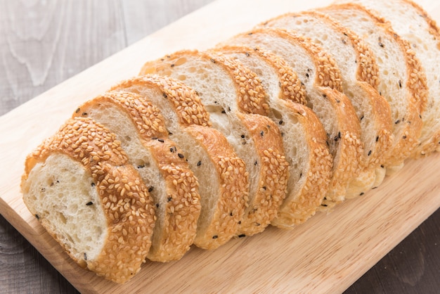 Pain de grains entiers frais sur la table en bois