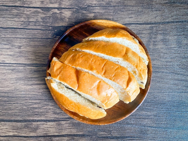 Pain de grains entiers prêt à manger sur le fond en bois