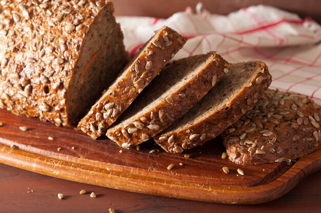 Pain de grains entiers sain avec carottes et graines