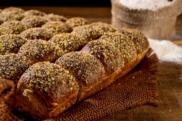 Pain de grains entiers sur table en bois rustique.