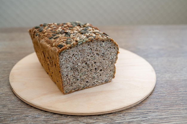 Pain de grains entiers sur une table en bois