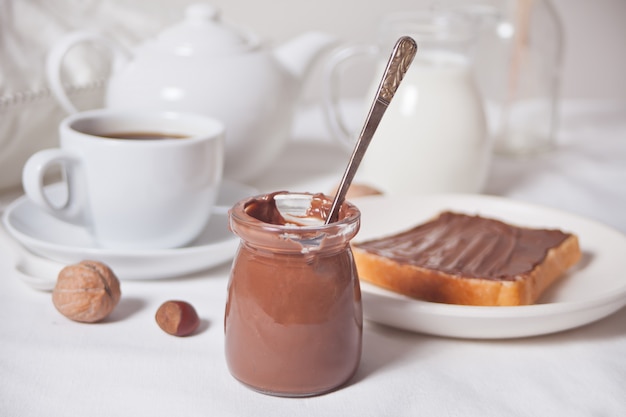 Pain grillé au beurre à la crème au chocolat, tasse de café