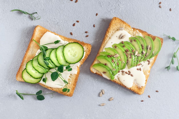 Pain grillé avec avocat, concombre et fines herbes.