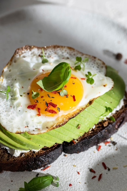 Photo pain grillé à l'avocat et œuf au plat pour le petit-déjeuner