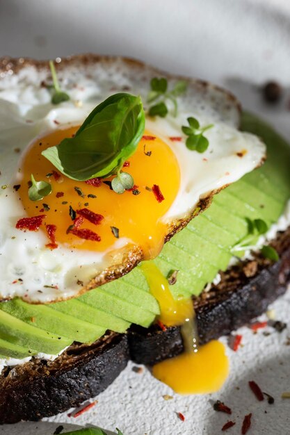 Photo pain grillé à l'avocat et œuf au plat pour le petit-déjeuner