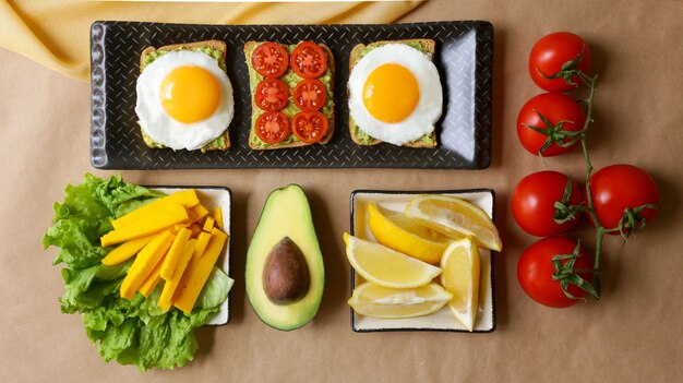 Photo pain grillé à l'avocat et œufs brouillés pour le petit-déjeuner