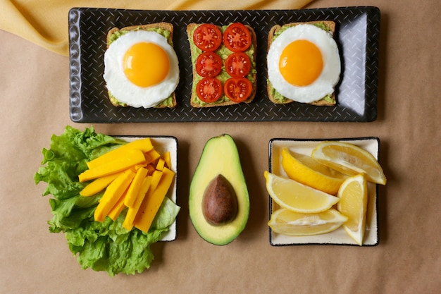 Photo pain grillé à l'avocat et œufs brouillés pour le petit-déjeuner