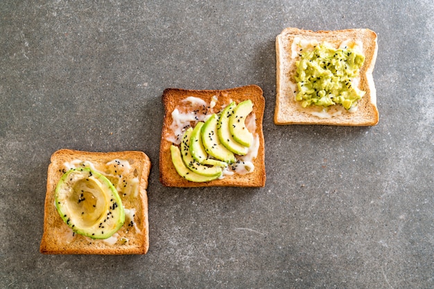 pain grillé à l&#39;avocat