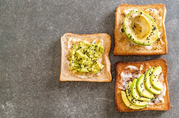 pain grillé à l&#39;avocat