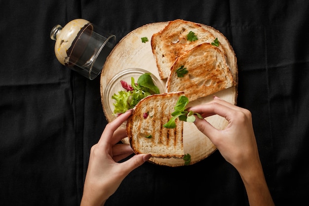 Pain Grillé Avec Une Boîte De Pâté Sur Un Plateau En Bois