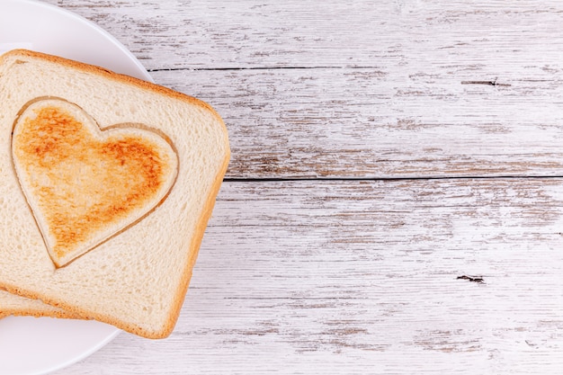 Pain grillé coeur coupé, bonne Saint Valentin, petit déjeuner avec amour