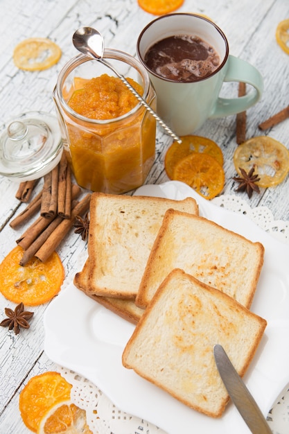 Pain grillé avec confiture sur table en bois vintage