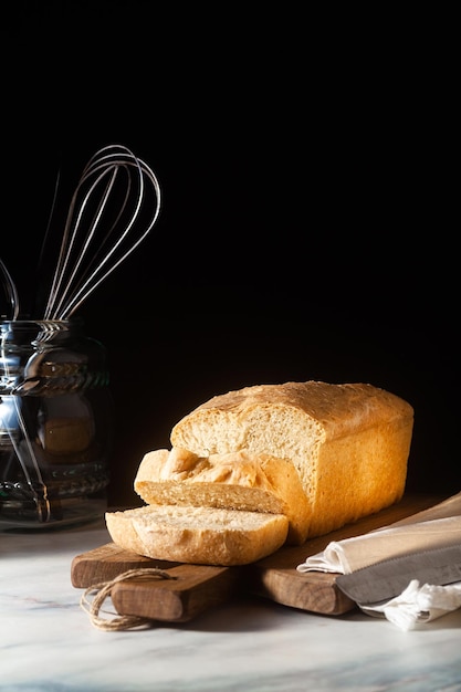 Pain grillé fait maison frais sur la table de la cuisine fond sombre