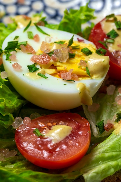 Pain grillé fait maison avec salade de letucce, tomates, oeuf et moutarde