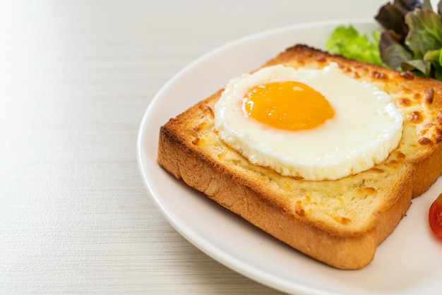 Pain grillé avec fromage et œuf au plat