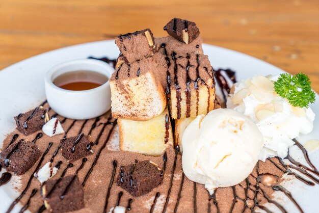 pain grillé avec glace à la vanille et brownies au chocolat