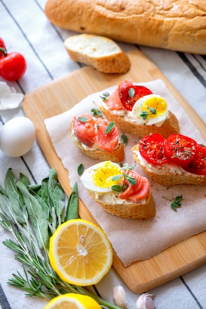Pain grillé avec mozzarella, œufs et tomates