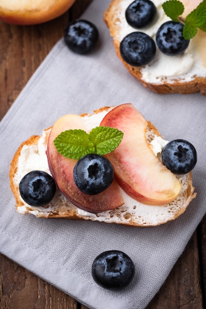 Pain grillé avec pêche et baies bleues