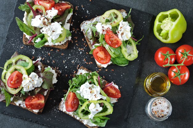 Pain grillé santé avec fromage blanc et légumes