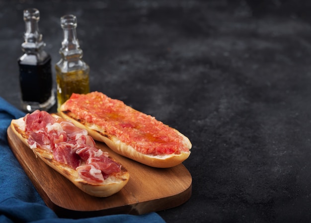 Pain grillé à la tomate et au jambon espagnol, petit-déjeuner ou déjeuner traditionnel